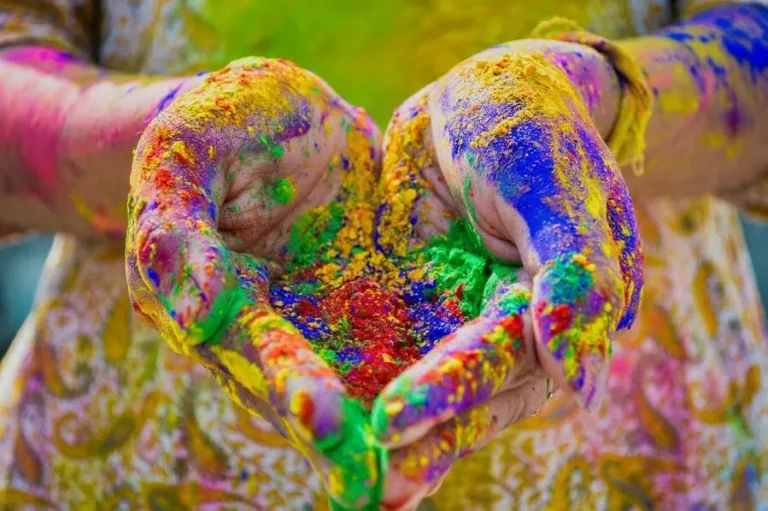 holi-festival-india-manos-polvos-colores