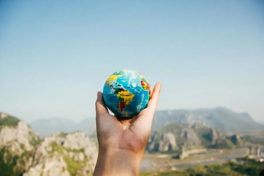 viajes-a-medida-mano-sujetando-bola-mundo